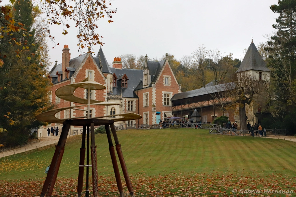 L'hélice volante et le château du Clos Lucé (Amboise, novembre 2021)