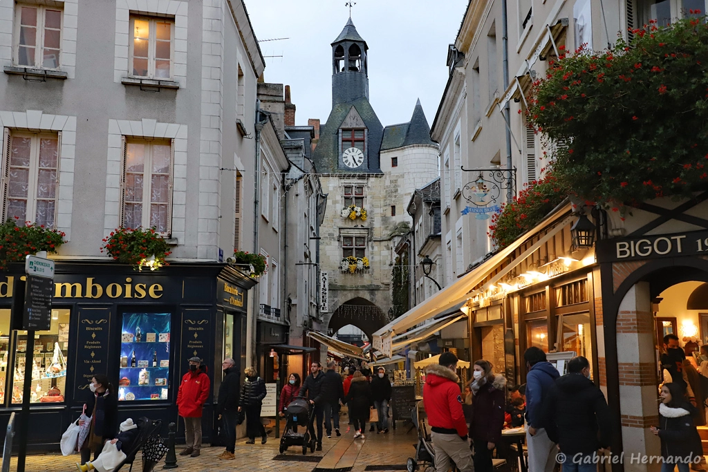 Tour de l'Horloge sur la rue Nationale, à Amboise (novembre 2021)