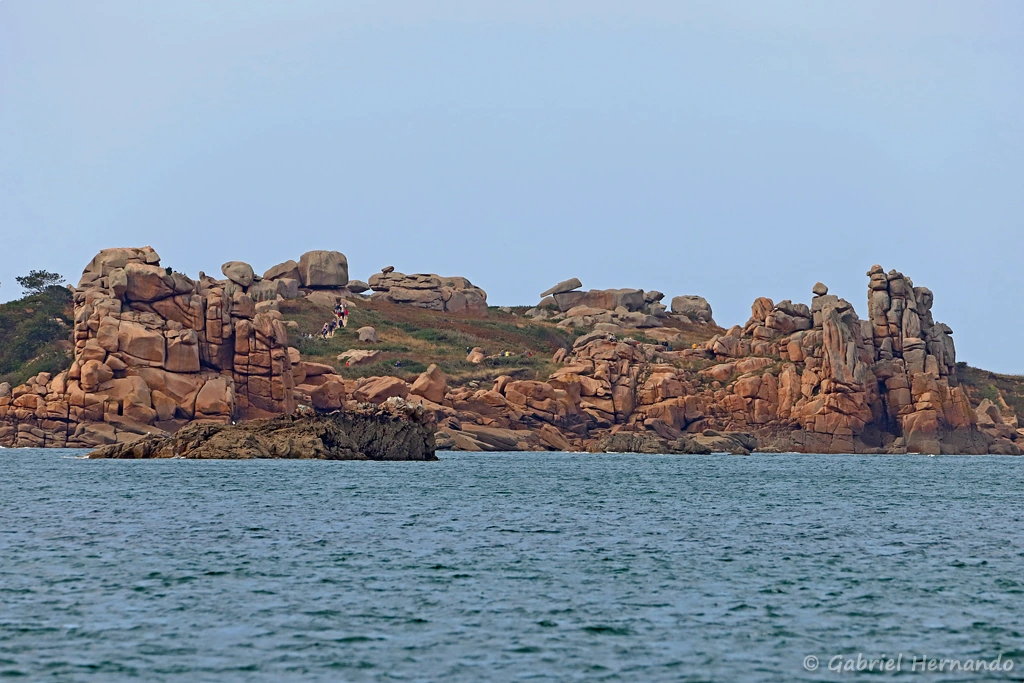 Sur notre gauche, après le départ, un panorama sur la côte de granite rose (Perros-Guirec, septembre 2021)
