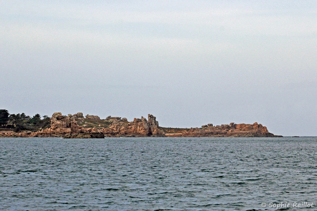 Sur notre gauche, après le départ, un panorama sur la côte de granite rose (Perros-Guirec, septembre 2021)