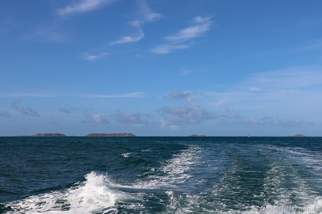 De gauche à droite, l'île plate, l'île aux moine, l'île Bono, l'île Malban et l'île Rouzic, dans le sillage du bateau (archipel des 7 îles, Bretagne, septembre 2021)