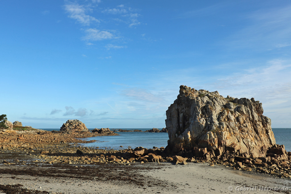 Rocher de granite sur la plage rocheuse, après la pointe nord de la plage de Pors-Hir (Plougrescant, septembre 2021)