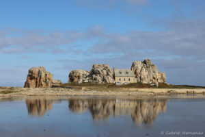 La maison entre les rochers de Castel Meur, se reflétant dans la lagune (Plougrescant, septembre 2021)