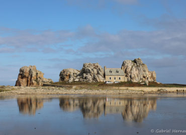 La maison entre les rochers de Castel Meur, se reflétant dans la lagune (Plougrescant, septembre 2021)