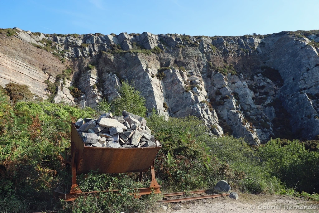 Chariot de transport avec le front de falaise des carrières en arrière plan (Cap d'Erquy, septembre 2021)