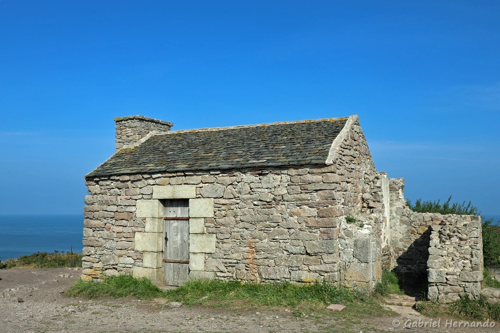 Corps de garde des Trois pierres datant de 1744, poste d'observation défensif du littoral (Cap d'Erquy, septembre 2021)
