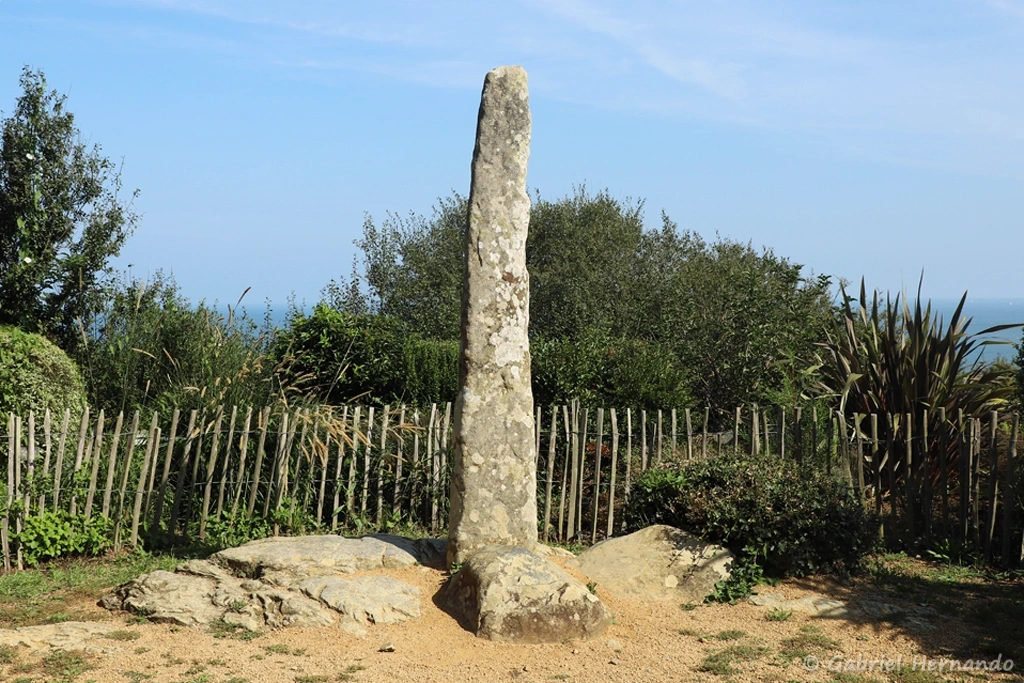 Menhir de La Latte qui représenterait la dent ou le doigt de Gargantua (Fort La Latte, Plévenon, septembre 2021)
