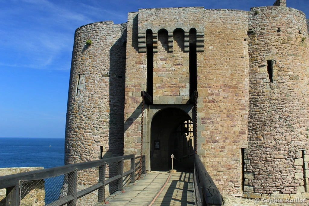 Seconde entrée, avec son pont levis, après la barbacane (Fort La Latte, Plévenon, septembre 2021)