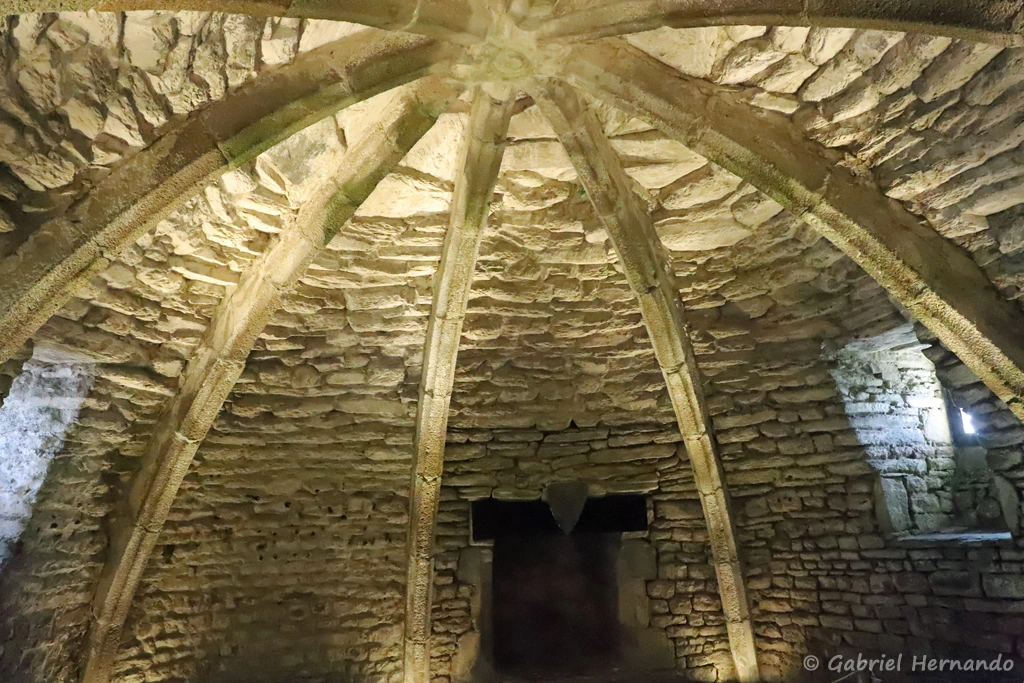 Voute à croisée d'ogive du donjon, datant de 1340  (Fort La Latte, Plévenon, septembre 2021)
