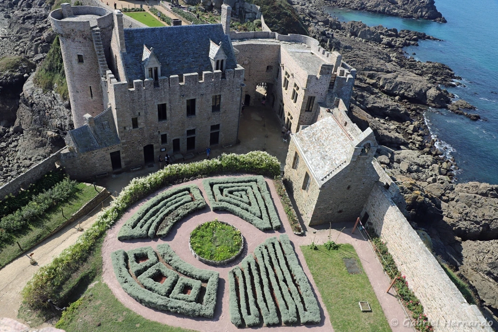 La cour du château, avec le logis, le corps de garde, la chapelle et le jardin (Fort La Latte, Plévenon, septembre 2021)