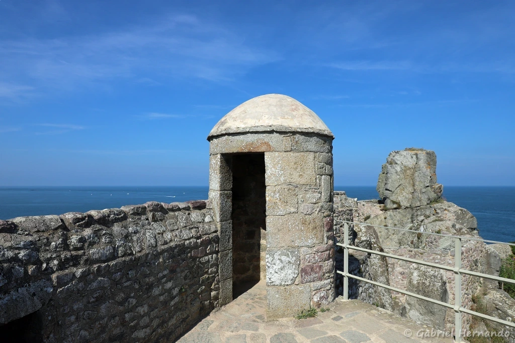 Abri sur les remparts du châtelet de la première entrée du château (Fort La Latte, Plévenon, septembre 2021)