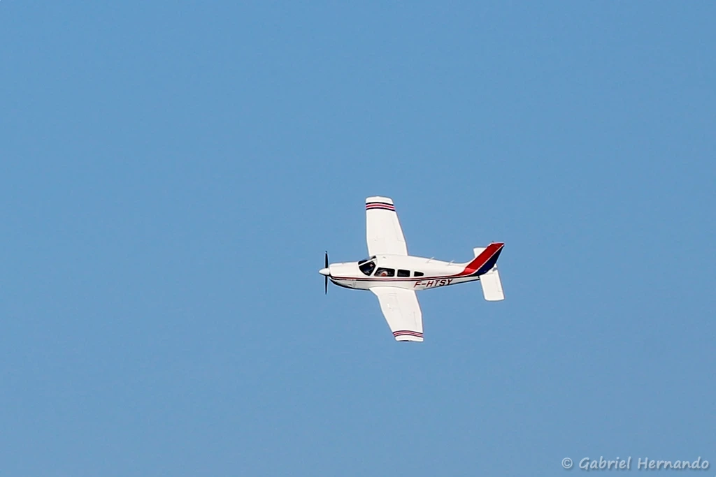 Piper PA-28R-201 Arrow III, un petit avion survolant le Cap (Cap Fréhel, septembre 2021)