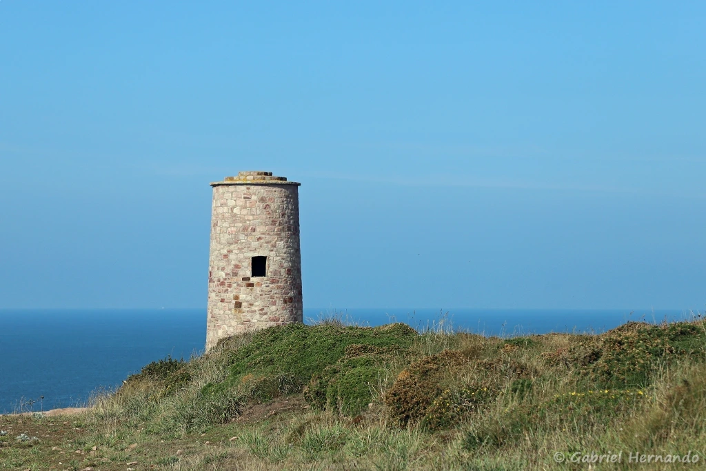 Tour de la corne de brume, datant du XIXe, munie d’une sirène à vapeur, qui permettait jadis d’avertir les navires de la proximité du cap en cas de mauvaise visibilité (Cap Fréhel, septembre 2021)