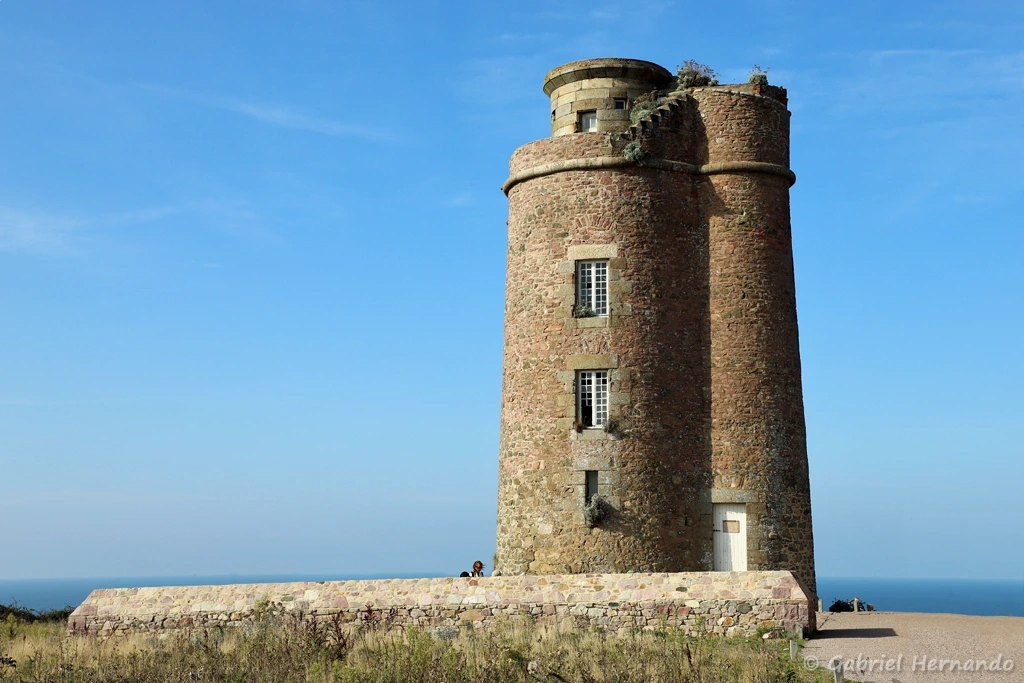 Tour Vauban, haute de 15 m, premier phare du Cap Fréhel, allumé construit en 1701 et 1702 (Cap Fréhel, septembre 2021)