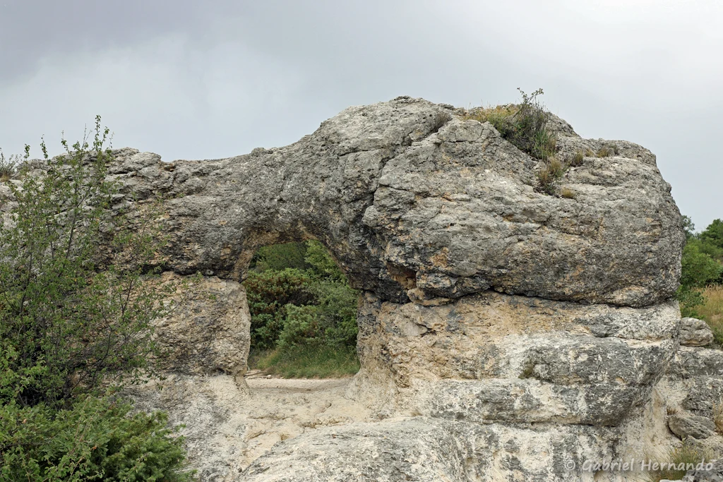Rocher troué (site des Mourres, Forcalquier, juin 2022)