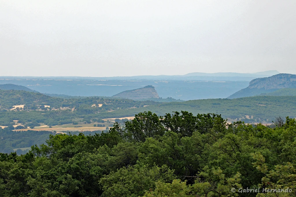 Panorama depuis le site des Mourres, avec au centre, la Roche Amère (584 m) (Forcalquier, juin 2022)