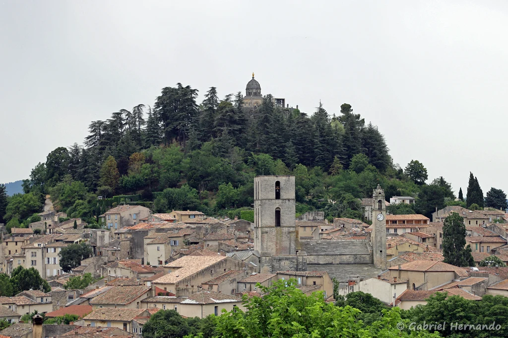 Vue sur la ville, avec la cocatédrale Notre-Dame-du-Bourguet, la citadelle et la chapelle Notre Dame de Provence (Forcalquier, juin 2022)