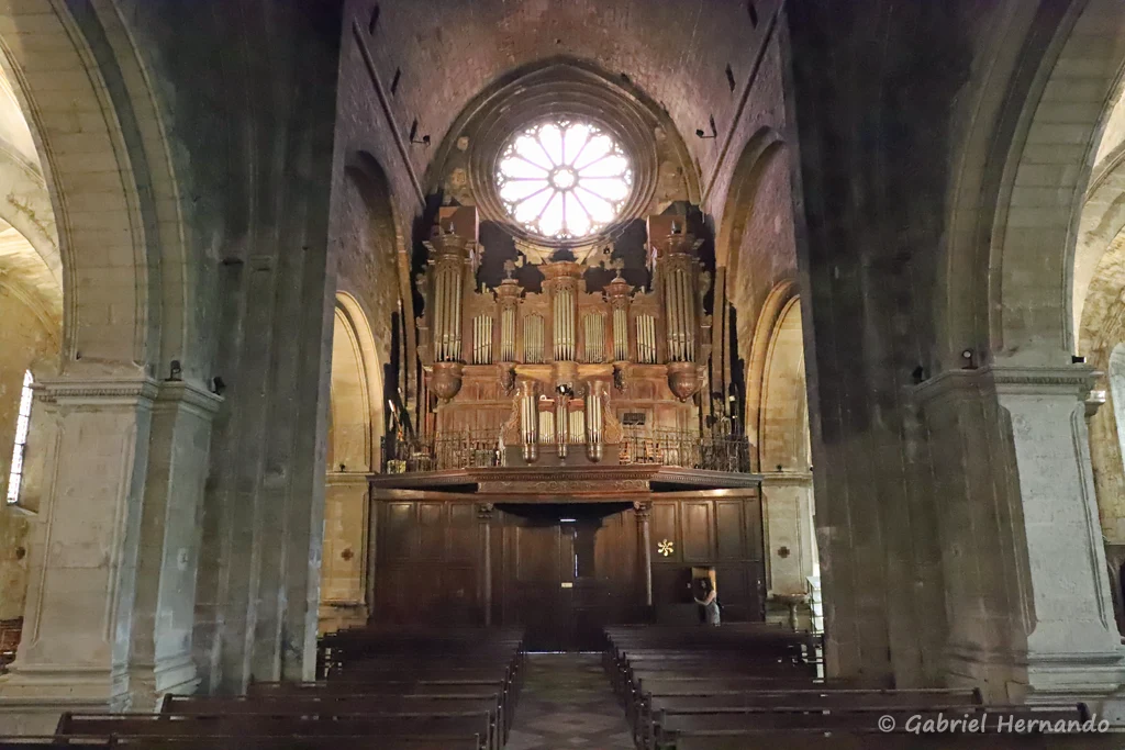 La nef avec le grand orgue de la cocathédrale Notre-Dame-du-Bourguet (Forcalquier, juin 2022)