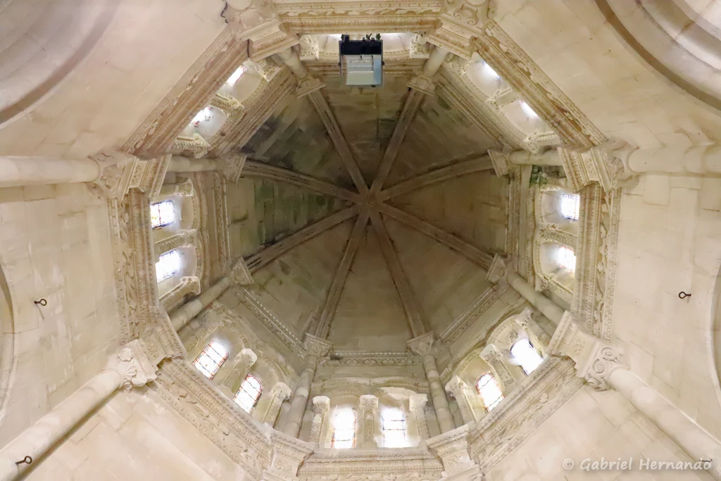 Intérieur du dôme de la chapelle Notre Dame de Provence (Forcalquier, juin 2022)