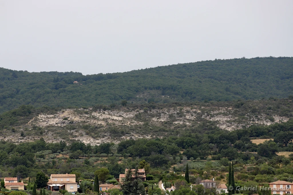 Panorama vers le nord et le massif des Mourres, vu de la citadelle (Forcalquier, juin 2022)