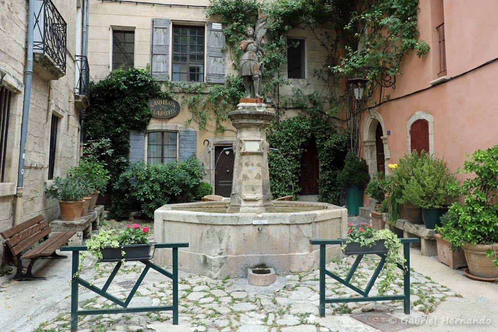 Fontaine Jeanne d'Arc, sur la place du même nom (Forcalquier, juin 2022)