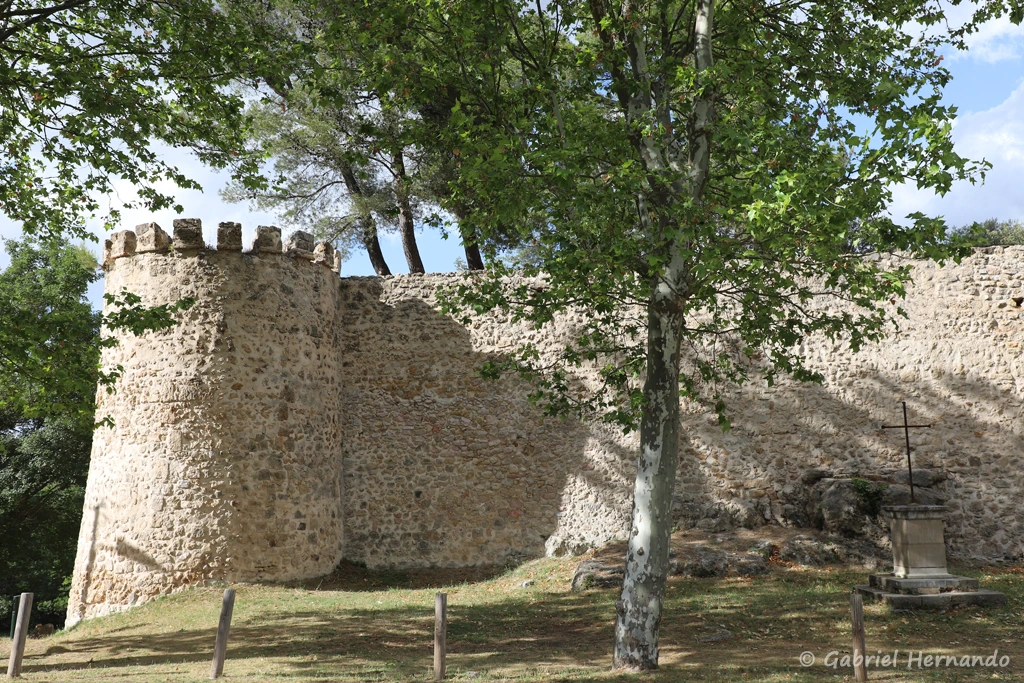 Remparts du château (Sillans-La-Cascade, juin 2022)