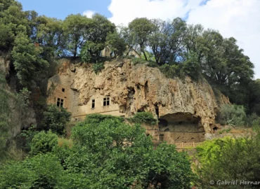 Grottes troglodytes aménagées dans les falaises de tuf (Villecroze, juin 2021)