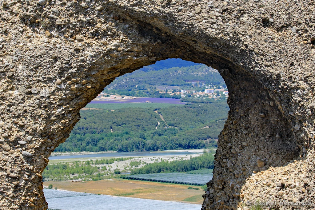 Panorama au travers une arche de poudingue (Les Mées, juin 2022)