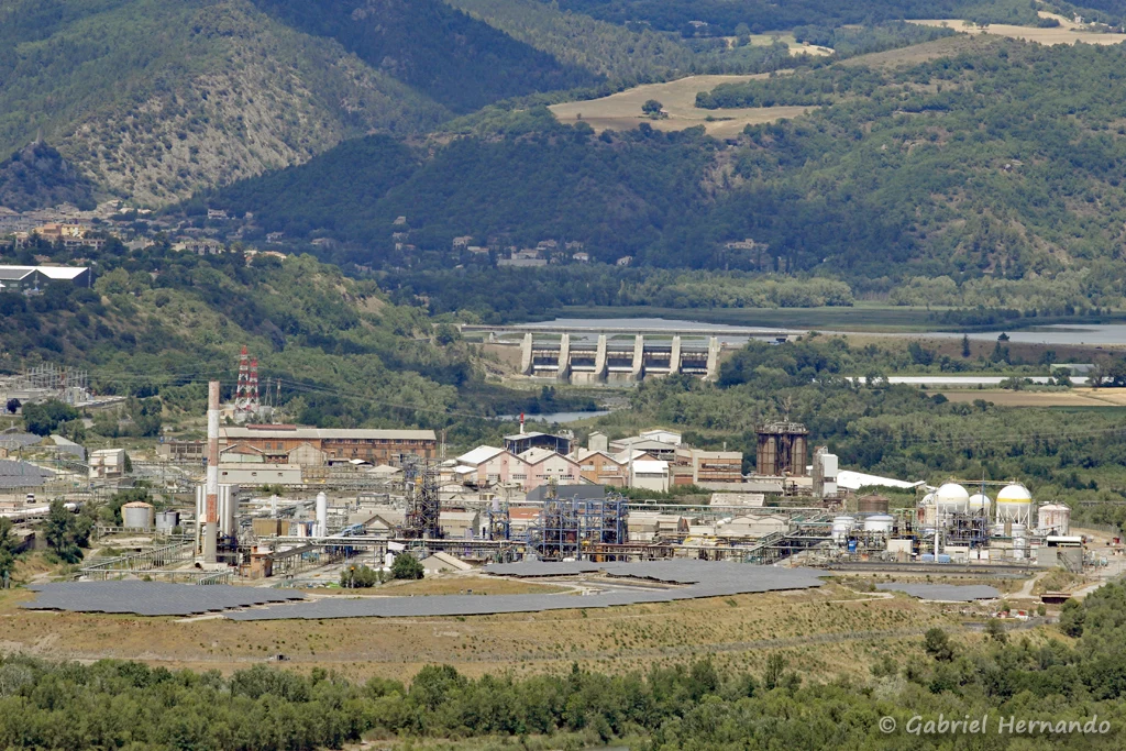 L'usine Arkema et le barrage sur la Durance, depuis les crêtes des Pénitents (Les Mées, juin 2022)