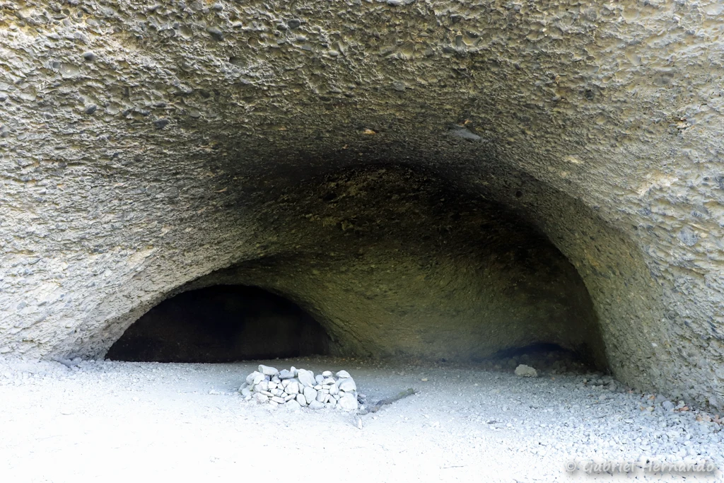 Grottes, en pied de falaises (Les Mées, juin 2022)