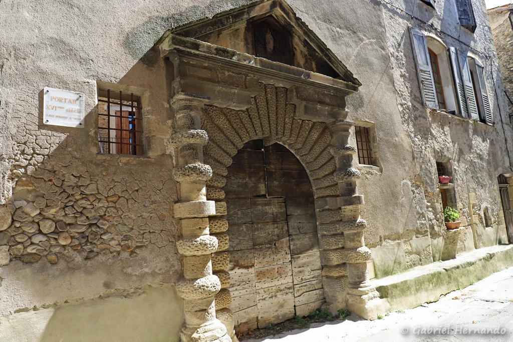 La porte Crose, un portail du XVIème siècle (Les Mées, juin 2022)
