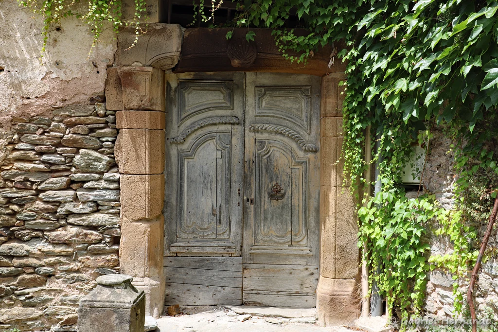 Porte ancienne d'une maison typique (Conques, juin 2022)