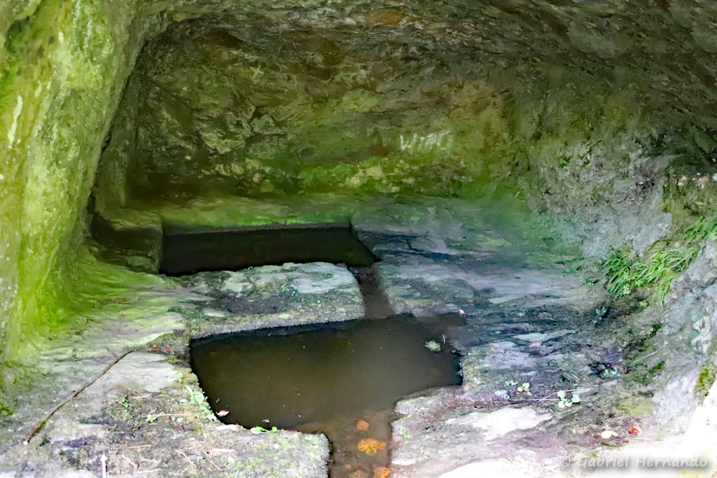 Sous la chapelle, cavité creusée dans la roche, abritant 2 bassins alimentés par des eaux de ruissellement (Conques, juin 2022)