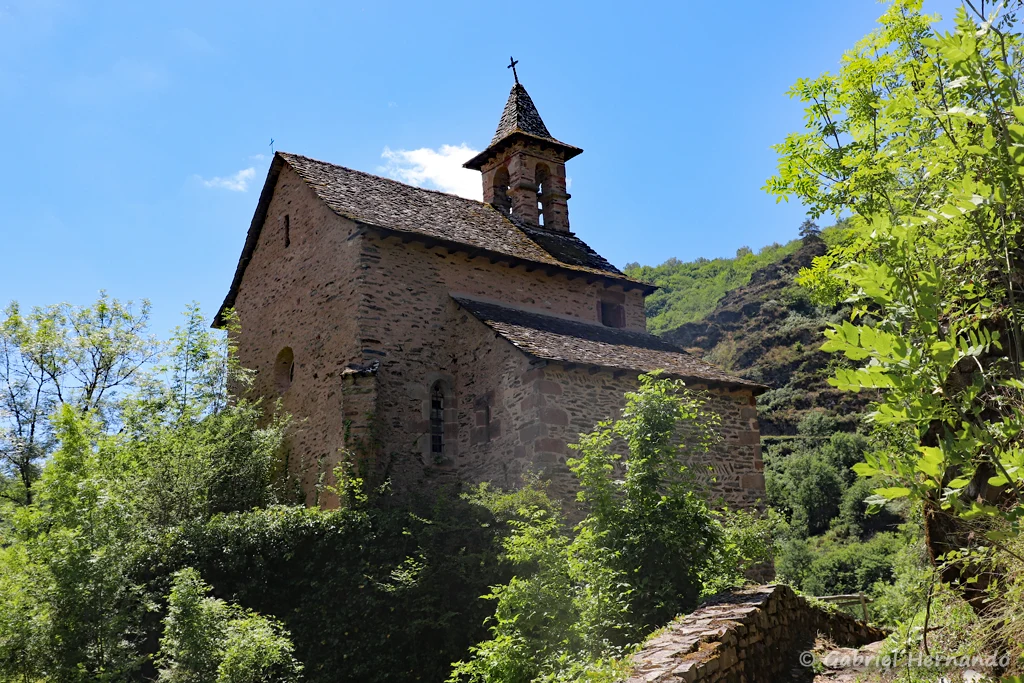 La chapelle Saint-Roch, sur son éperon rocheux, vue du chemin d'accès (Conques, juin 2022)