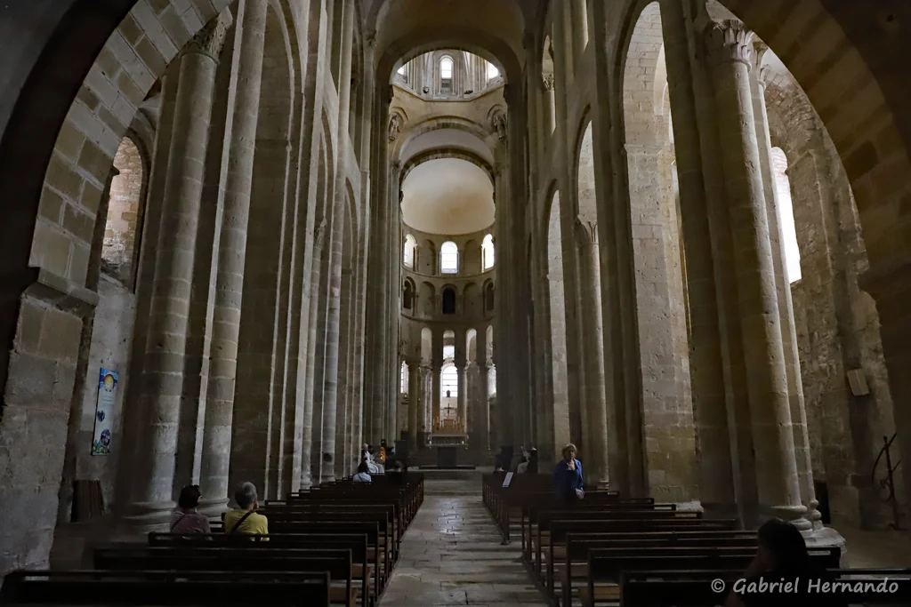 La nef, vers le coeur de l'abbatiale Sainte-Foy (Conques, juin 2022)