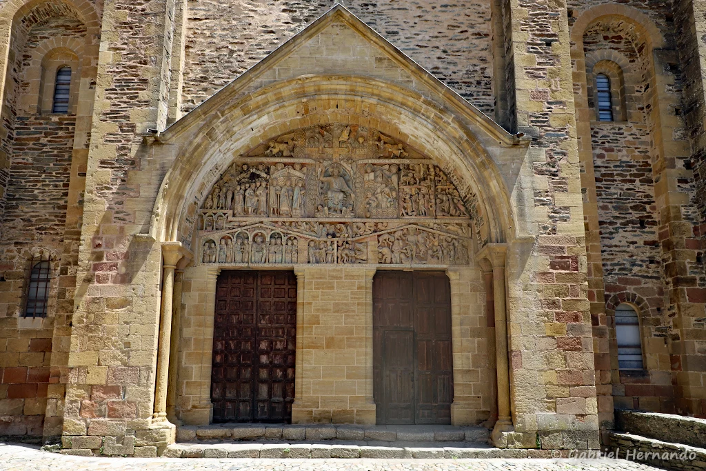 L'entrée de l'abbatiale, avec son tympan sculpté (Conques, juin 2022)