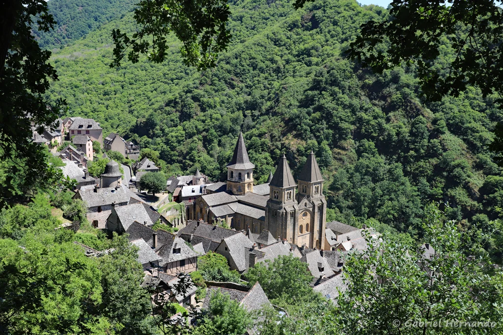 L'abbatiale Saint-Foy et le village, vu des auteurs (Conques, juin 2022)