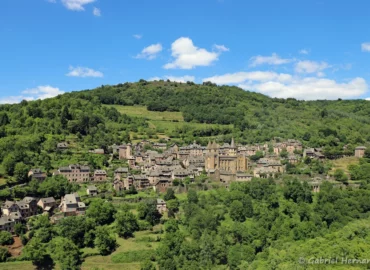 Panorama sur le village de Conques, depuis le point de vue du Bacarel (Conques, juin 2022)