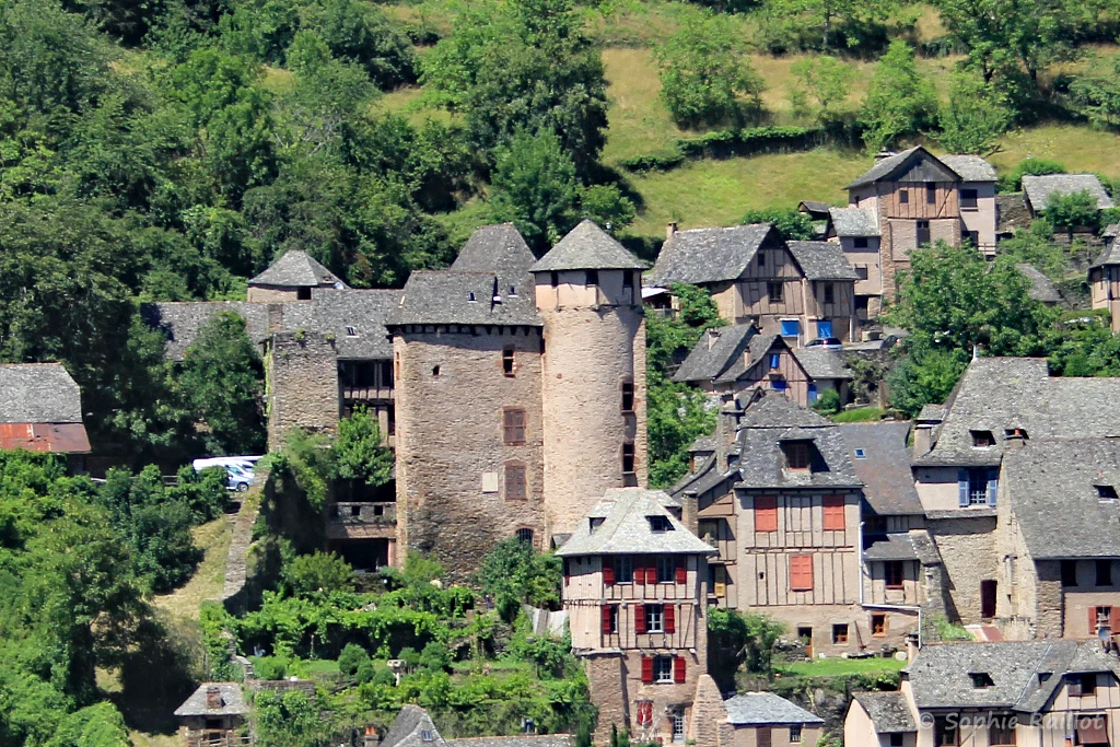 Le château d'Humière, vu, depuis le point de vue du Bacarel (Conques, juin 2022)