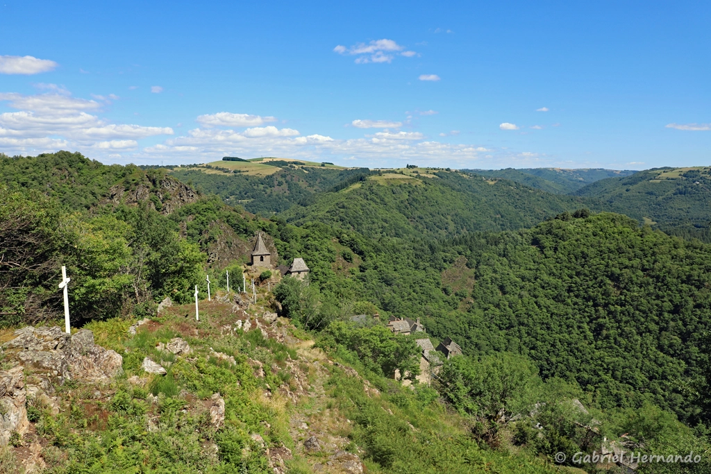 Panorama sur le hameau et les paysage environnant, depuis la partie haute du chemin de croix (La Vinzelle, juin 2022)