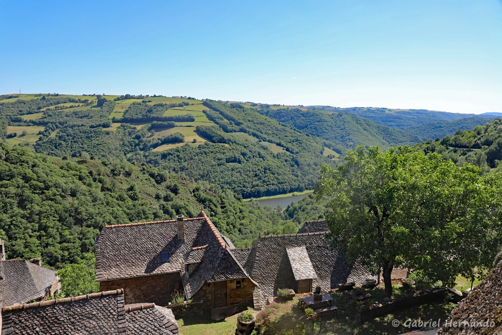 Vue sur le Lot, depuis la terrasse du hameau (La Vinzelle, juin 2022)
