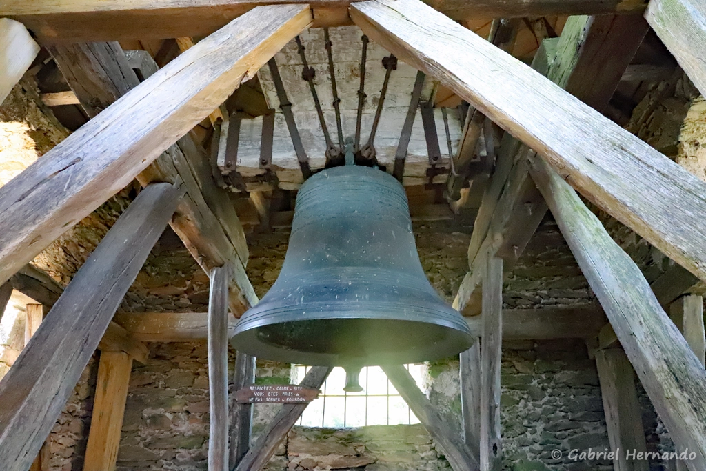 La cloche de 1250 kg, dans le clocher annexe (La Vinzelle, juin 2022)