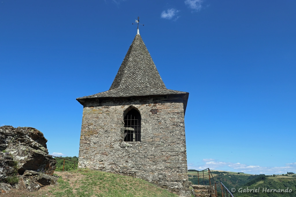 Le clocher annexe, sur l'éperon rocheux, abritant la cloche de 1250 kg (La Vinzelle, juin 2022)