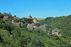 Panorama sur le hameau de La Vinzelle, depuis la route d'accès (La Vinzelle, juin 2022)