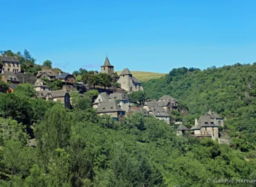 Panorama sur le hameau de La Vinzelle, depuis la route d'accès (La Vinzelle, juin 2022)