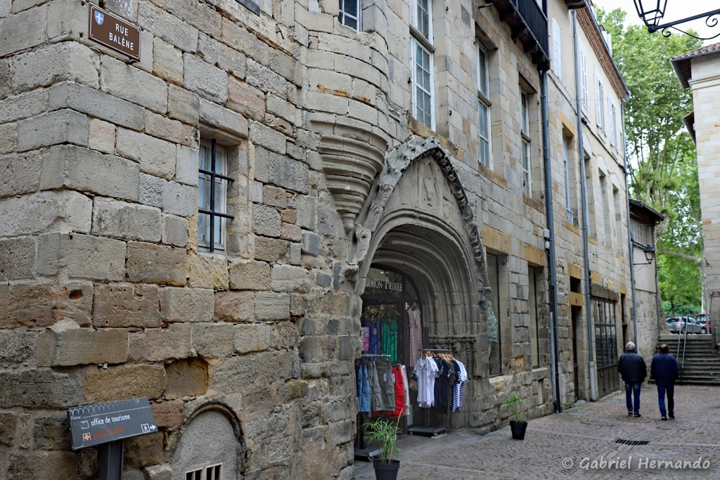 Hôtel d'Auglanat, avec son original portail sculpté du XIVe siècle (Figeac, juin 2022)