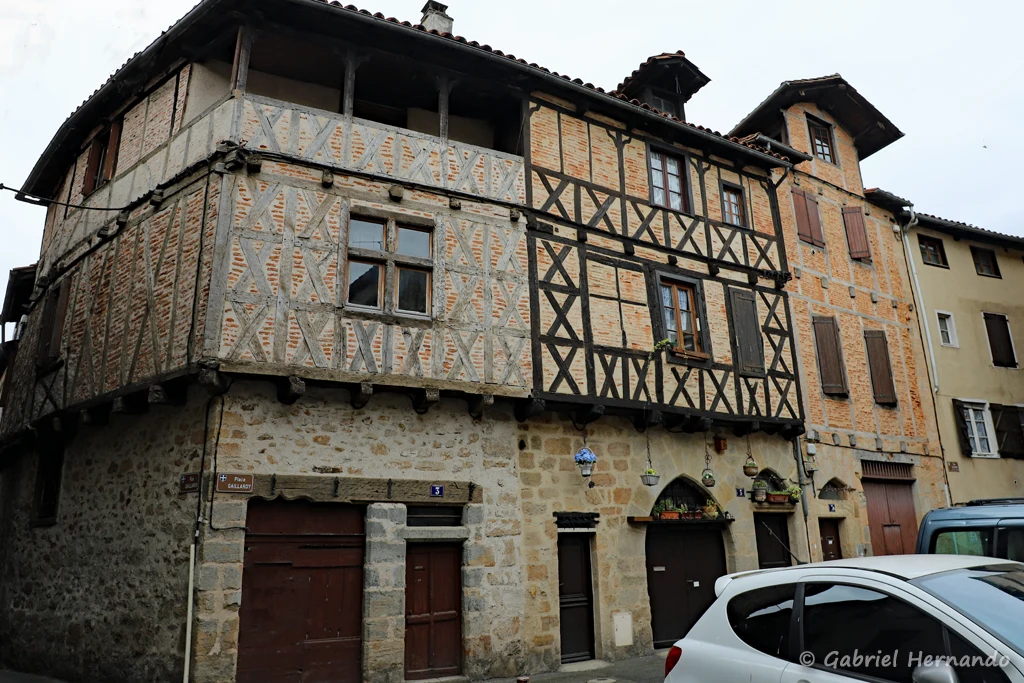 Maisons médiévales, à pans de bois,, en encorbellement et avec soleilho, rue Gaumont (Figeac, juin 2022)