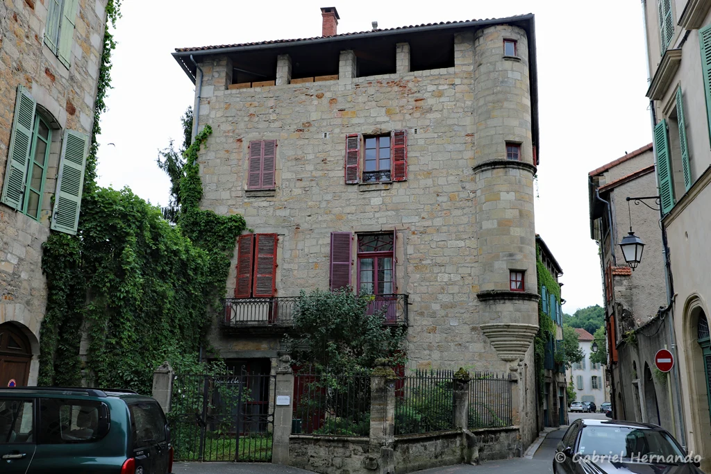 Hôtel Galiot de Genouillac, maison très remaniée depuis la renaissance qui fut celle d'un grand homme de Figeac et grand maître de l'artillerie du roi François 1er (Figeac, juin 2022)