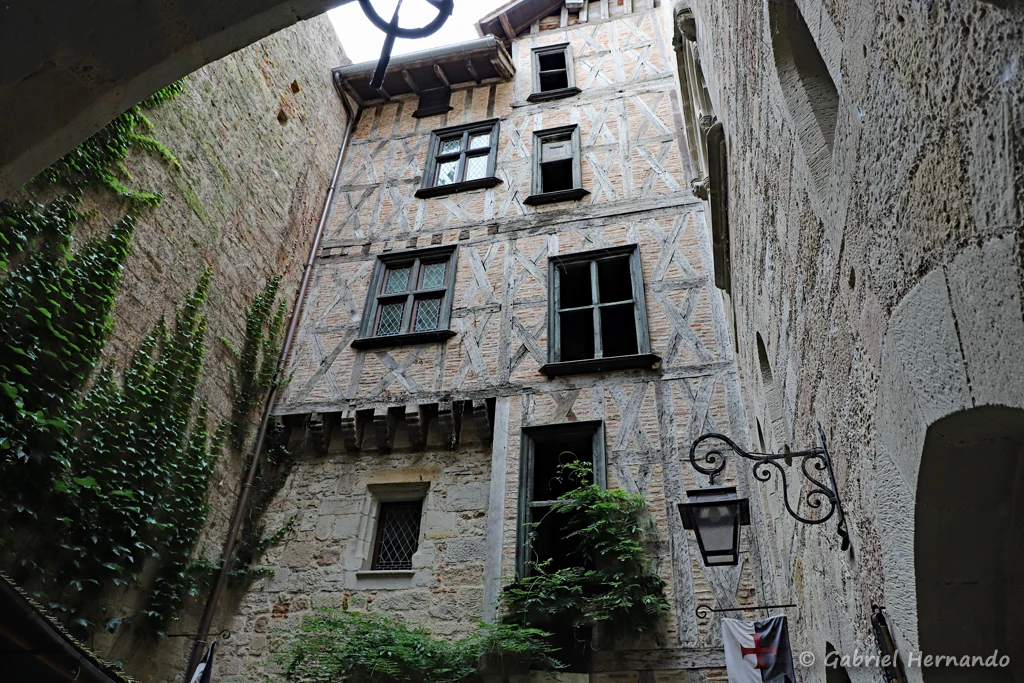 Cour intérieure de l'hôtel médiéval de la commanderie des templiers, datant du XIIIe au XVe siècle, classé aux monuments historiques (Figeac, juin 2022)