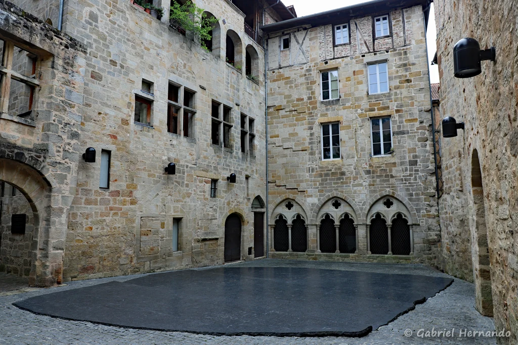 Place des écritures, site emblématique de la ville, au centre d'un cour médiévale, avec la reproduction de la pierre de Rosette (Figeac, juin 2022)